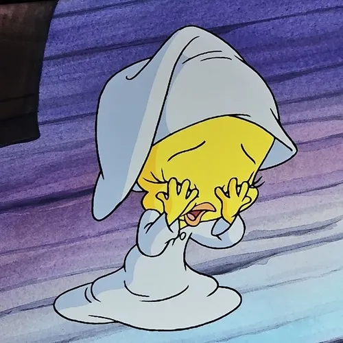 Khoảnh khắc mèo bé hoạt hình trộm nhìn sang bên