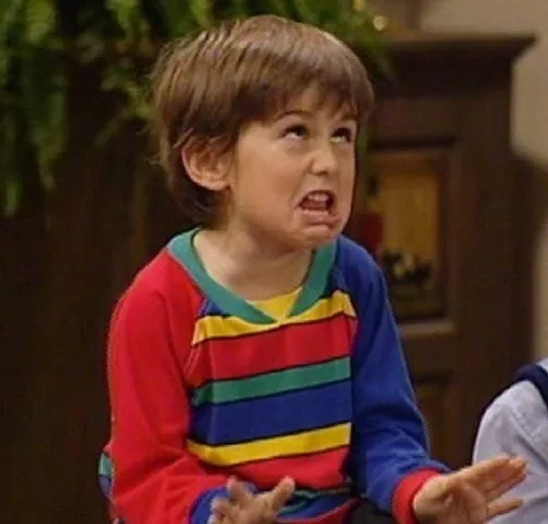 Hình chế meme vui biểu cảm lệch pha khiến group bật cười