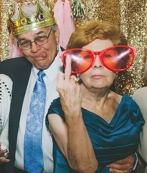 Hình vui viền sáng nhấn mạnh đường cong ngón bật