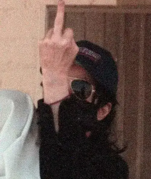 Ảnh troll ánh sáng cắt qua ngón giữa rất gắt