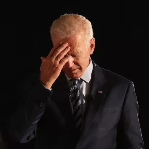 Meme hài nổ não diễn đạt cảnh lật báo cáo mà chữ xoắn hết.