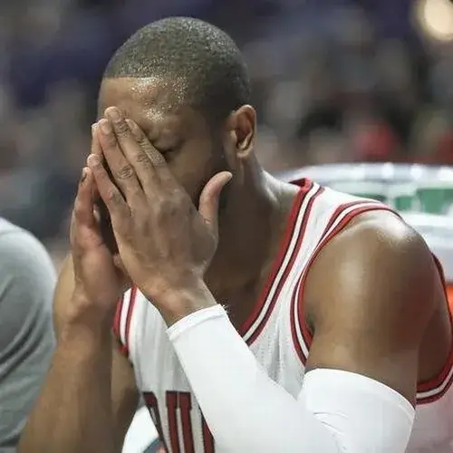 Ảnh vui căng thẳng thể hiện hơi thở nặng giữa cuộc họp gấp.