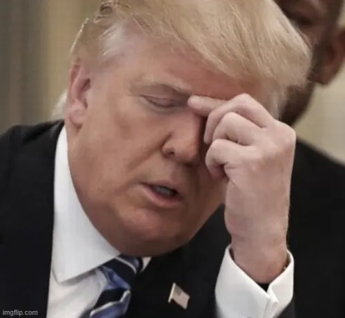 Hình troll ong ong khắc họa bàn tay bóp đầu trong thang máy đông.