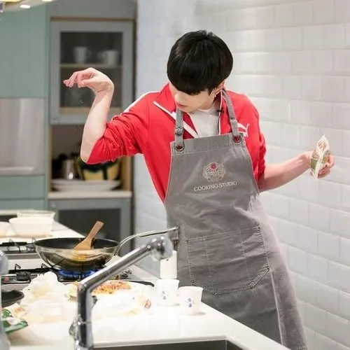 Mặn mà hơn với meme rắc muối trong các buổi trò chuyện công sở