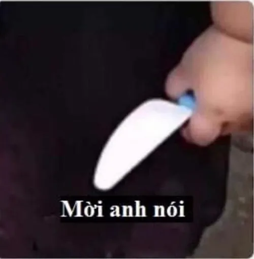 Face quỷ bị troll bằng góc méo đầy tinh nghịch.