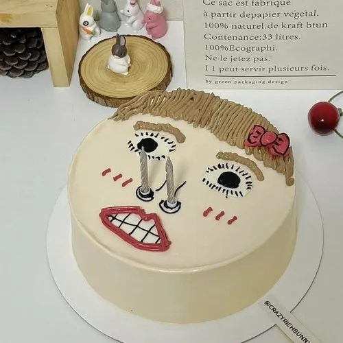 Ảnh troll bàn tiệc bày bong bóng và lớp kem hơi lệch