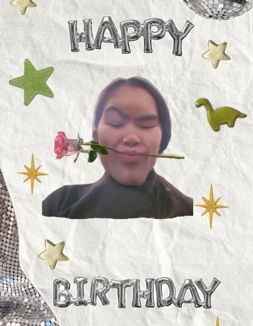 Ảnh sinh nhật nét mặt ngạc nhiên trước quà gói giấy ruy băng