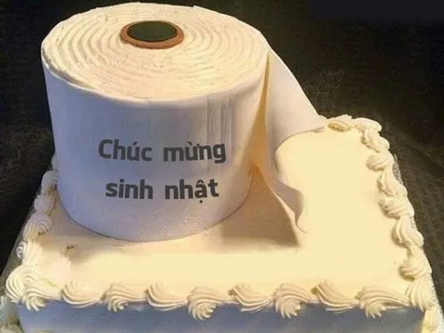 Ảnh hài chiếc bánh kem nghiêng vì bị nhóm bạn cố ý xử