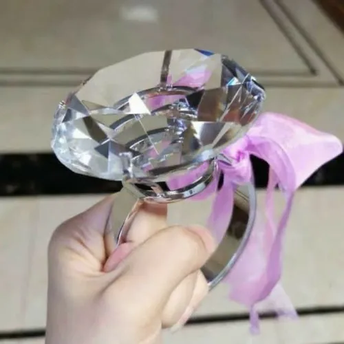 Meme hài hước tặng chiếc nhẫn kim cương to đùng