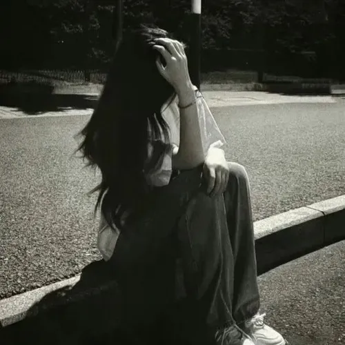 Hình đại diện phụ nữ giữa bóng tối tạo cảm giác xa cách.