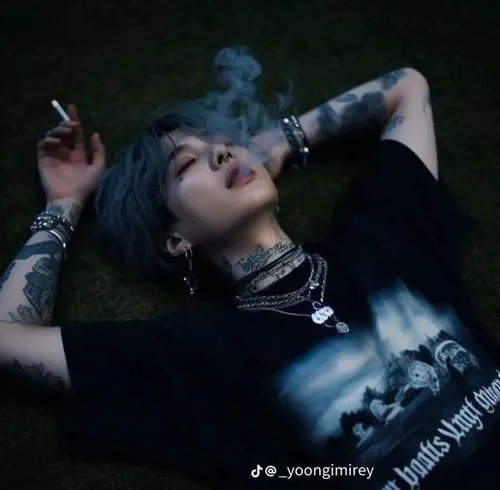 Ảnh avatar avatar nữ giữa bóng đêm sâu rỗng.