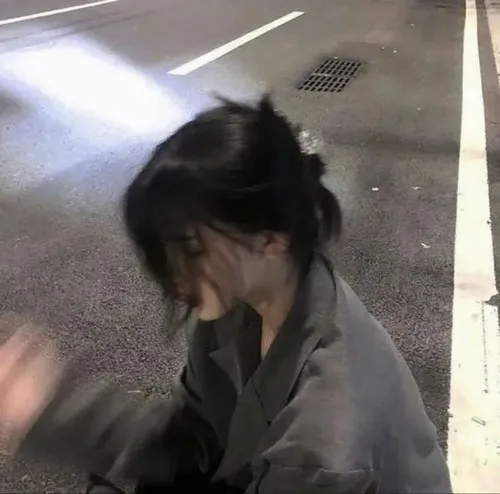 Hình đại diện phụ nữ tại cửa sổ mưa vắng.