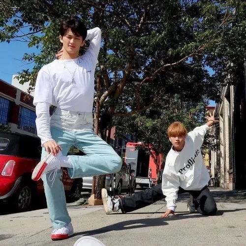 Ảnh avatar avatar đôi với tương tác gắn kết trong màu ấm