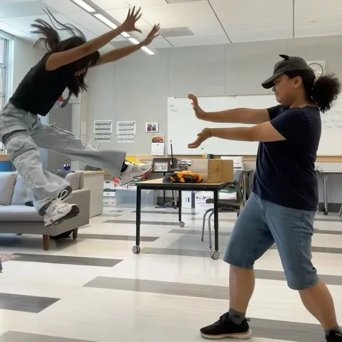 Ảnh profile Threads avatar đôi nam nữ dựa nhịp đôi trong ánh nắng nhẹ