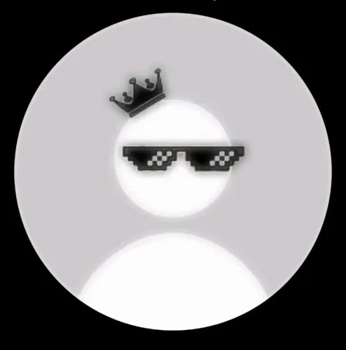 Hình profile có con ruồi cute kiểu tếu táo dùng đường cắt phóng khoáng.