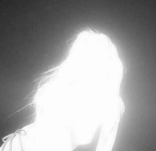 Ảnh đại diện nữ giới hiển thị đường cắt nhẹ mềm mại.