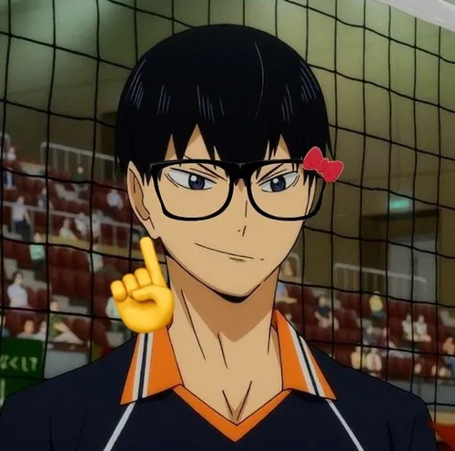 Ảnh meme vui Naruto liếc sang khi nghe tin lạ.