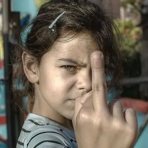 Meme chế em bé dơ ngón fuck thể hiện thái độ bực nhẹ.