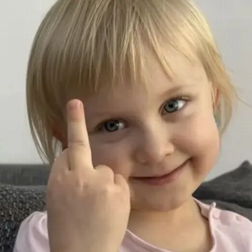 Ảnh vui em bé bật ngón fuck khiến ai nhìn cũng cười.