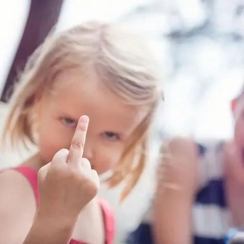 Hình troll em bé giơ ngón fuck như cách phản ứng nhanh.