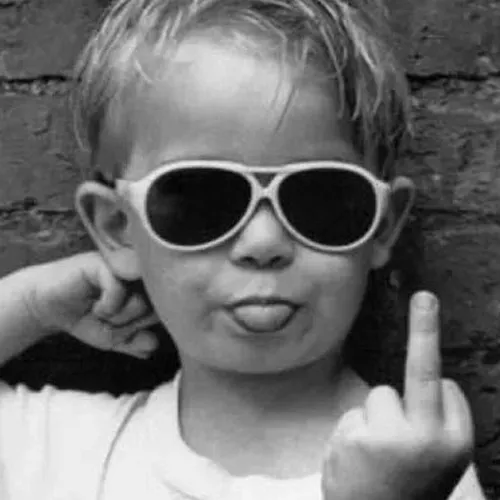 Meme em bé dơ ngón fuck cùng nét mặt hờn đáng yêu.