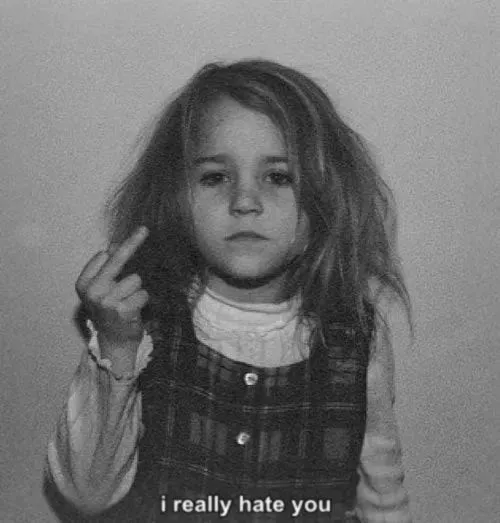Meme chế em bé giơ ngón fuck kết hợp ánh mắt liếc.