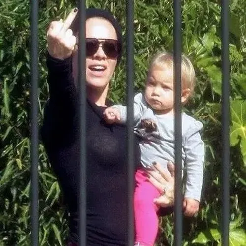 Hình meme em bé bật ngón fuck tạo điểm nhấn cực mạnh.