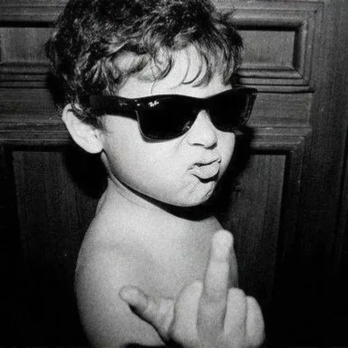 Hình meme em bé dơ ngón fuck tạo hiệu ứng gắt vui.