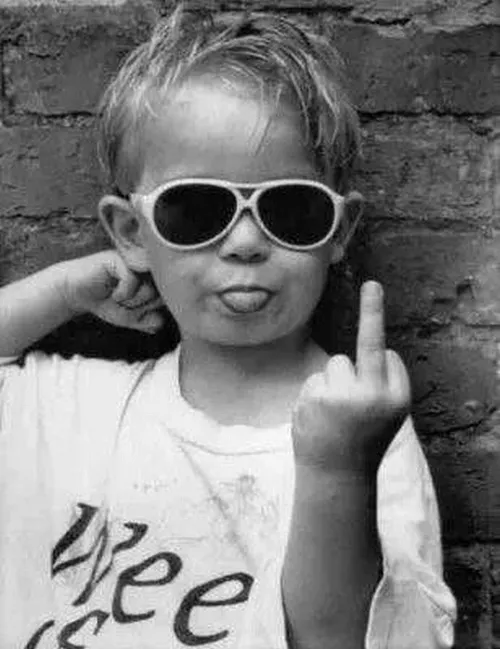 Ảnh chế em bé bật ngón fuck tạo vibe gắt bất ngờ.