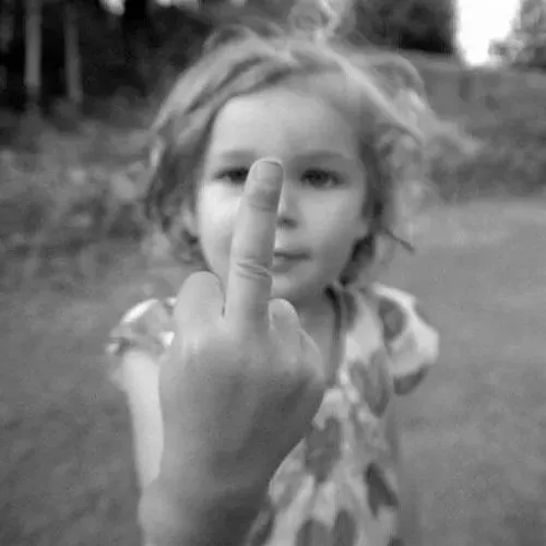 Hình vui em bé bật ngón fuck trong khoảnh khắc lật mood nhanh.