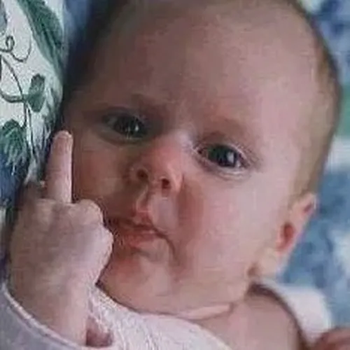 Ảnh troll em bé giơ ngón fuck tạo cảm giác đối lập dễ thương.