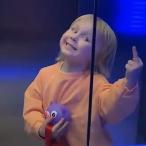 Ảnh troll em bé dơ ngón fuck như phản ứng tức thời.