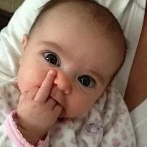 Meme em bé bật ngón fuck giữa nền pastel gắt mà cute.