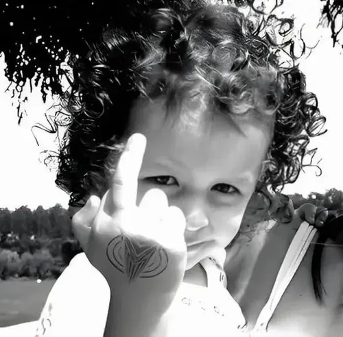 Ảnh chế em bé giơ ngón fuck với đôi mắt liếc nghiêng.