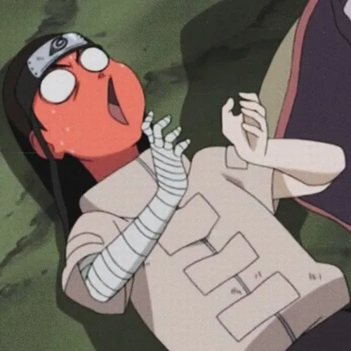 Meme chế Historia ghê tởm trước món ăn lạ màu.