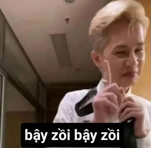 Pha troll hài hước bằng gương mặt méo cực hợp mood.