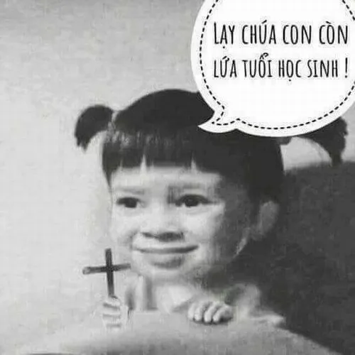 Khoảnh khắc chơi khăm bằng nét mặt ngơ tạo kịch tính nhẹ trong hội bạn.