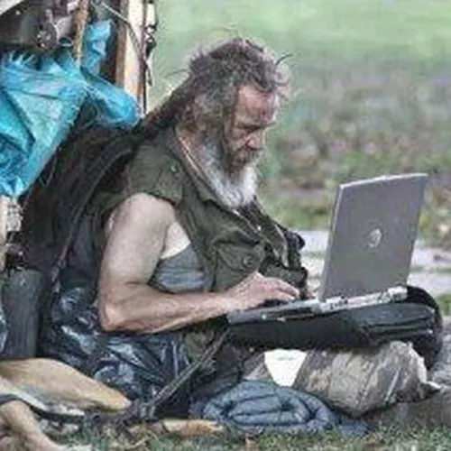 Khoảnh khắc miêu tả phòng trọ nhỏ cùng quạt máy cũ.