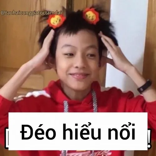 Cà khịa bằng ánh nhìn méo kéo theo tiếng cười dây chuyền.