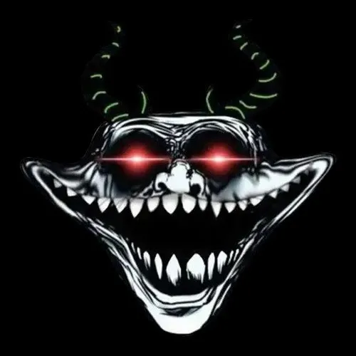 Khuôn mặt nhìn thẳng với nụ cười lệch rợn nhẹ