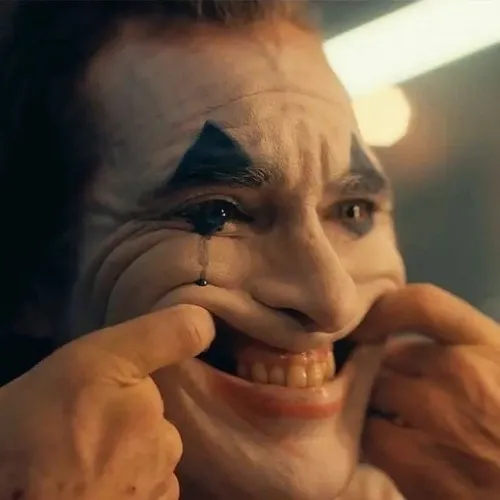 Meme khóc thầm nhưng miệng vẫn cong lên nhẹ