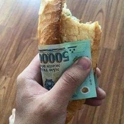 Bánh mì gói với tờ tiền 500 nghìn