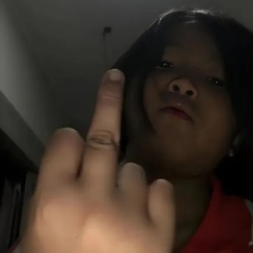 Ảnh meme vui đường cắt sắc tạo hình ngón bật