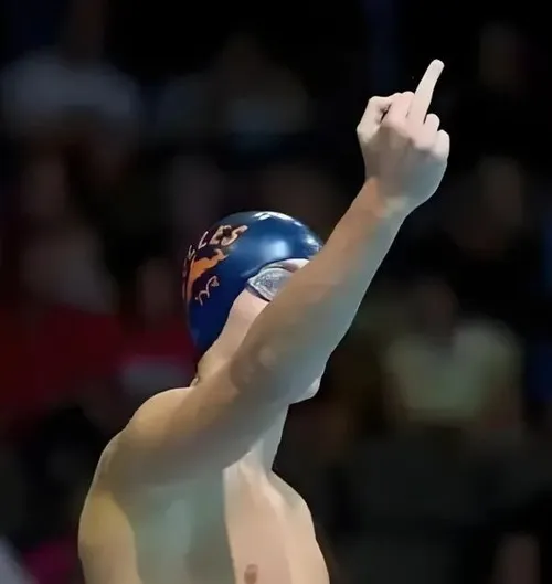 Meme khối màu mạnh tạo chiều sâu cho cử chỉ giữa