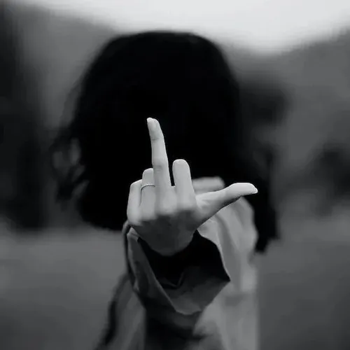 Hình vui nền pastel tương phản với ngón bật căng