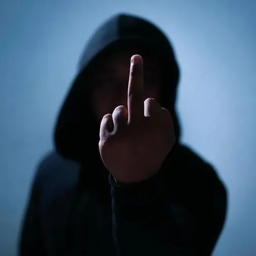 Meme bố cục ngón giữa xuyên qua lớp sáng mỏng