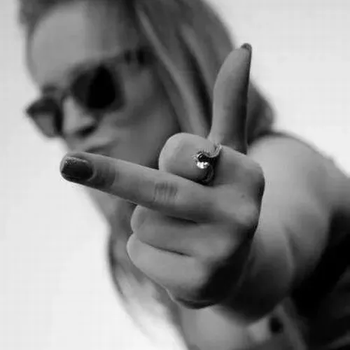 Ảnh meme vui ngón bật cong lên mang nhịp thị giác