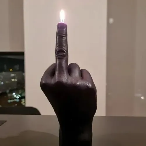 Meme bố cục trừu tượng đẩy ngón giữa thành tâm điểm