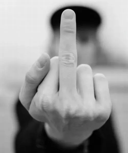 Ảnh troll nền gradient làm ngón giữa nổi mạnh