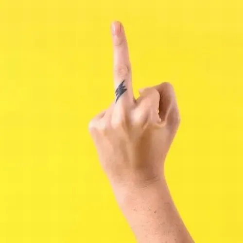 Ảnh meme vui ngón tay thối nổi bật trong bóng tối